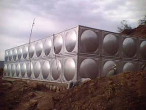 不銹鋼水箱安裝現(xiàn)場(chǎng)