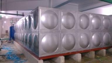 不銹鋼水箱安裝現(xiàn)場(chǎng)