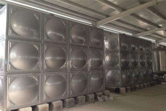 不銹鋼水箱安裝現(xiàn)場(chǎng)